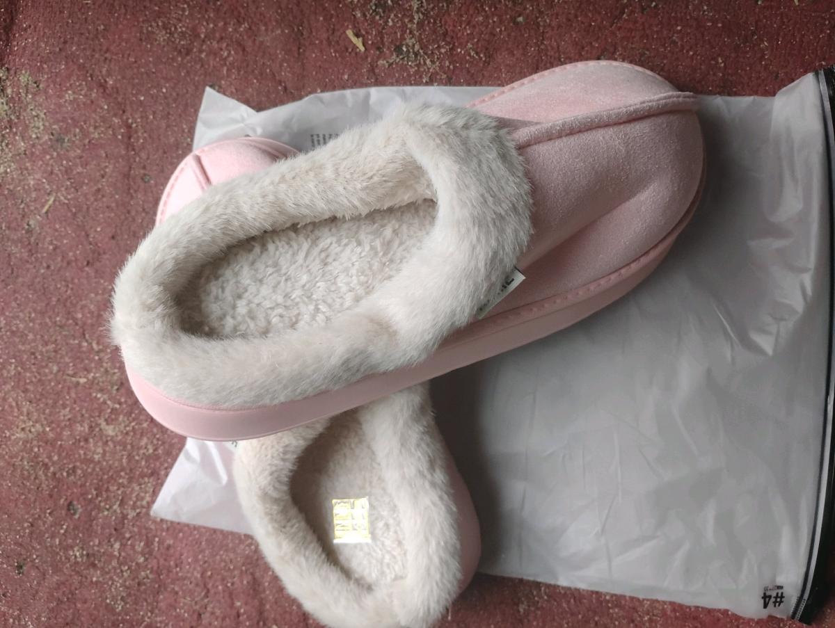 A Nice Pair of New Womens Pink Slippers - Swansea, South Carolina - FleaMarketBay