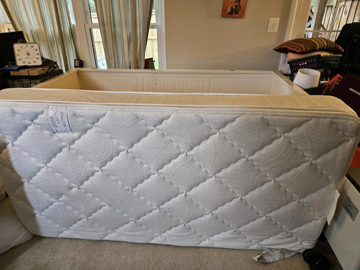 White daybed with 3 drawers expands to double bed - Ashburn, Virginia - FleaMarketBay
