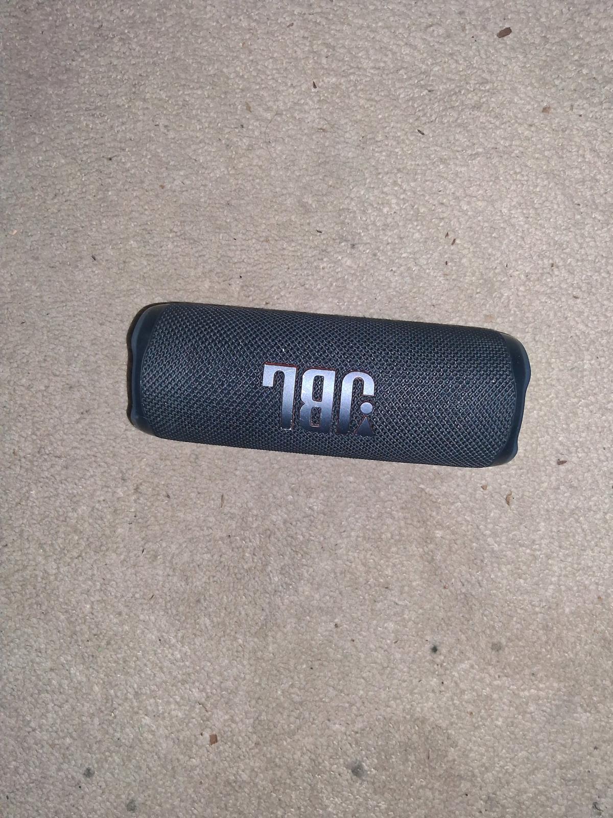 jbl flip 6 bluetooth speaker loud clean bass with charger - Alameda, California - FleaMarketBay