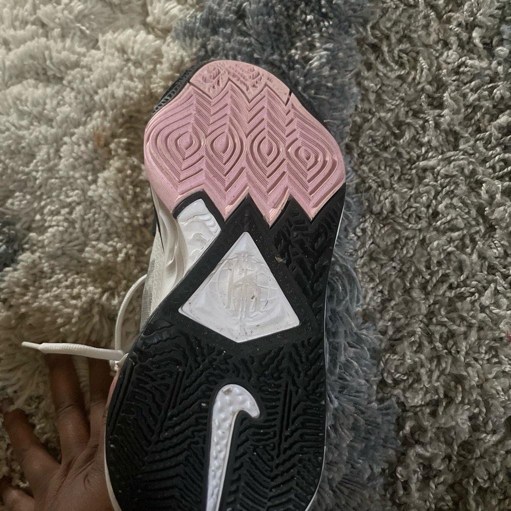 Kyrie 8 basketball shoes size 95 - Collierville, Tennessee - FleaMarketBay