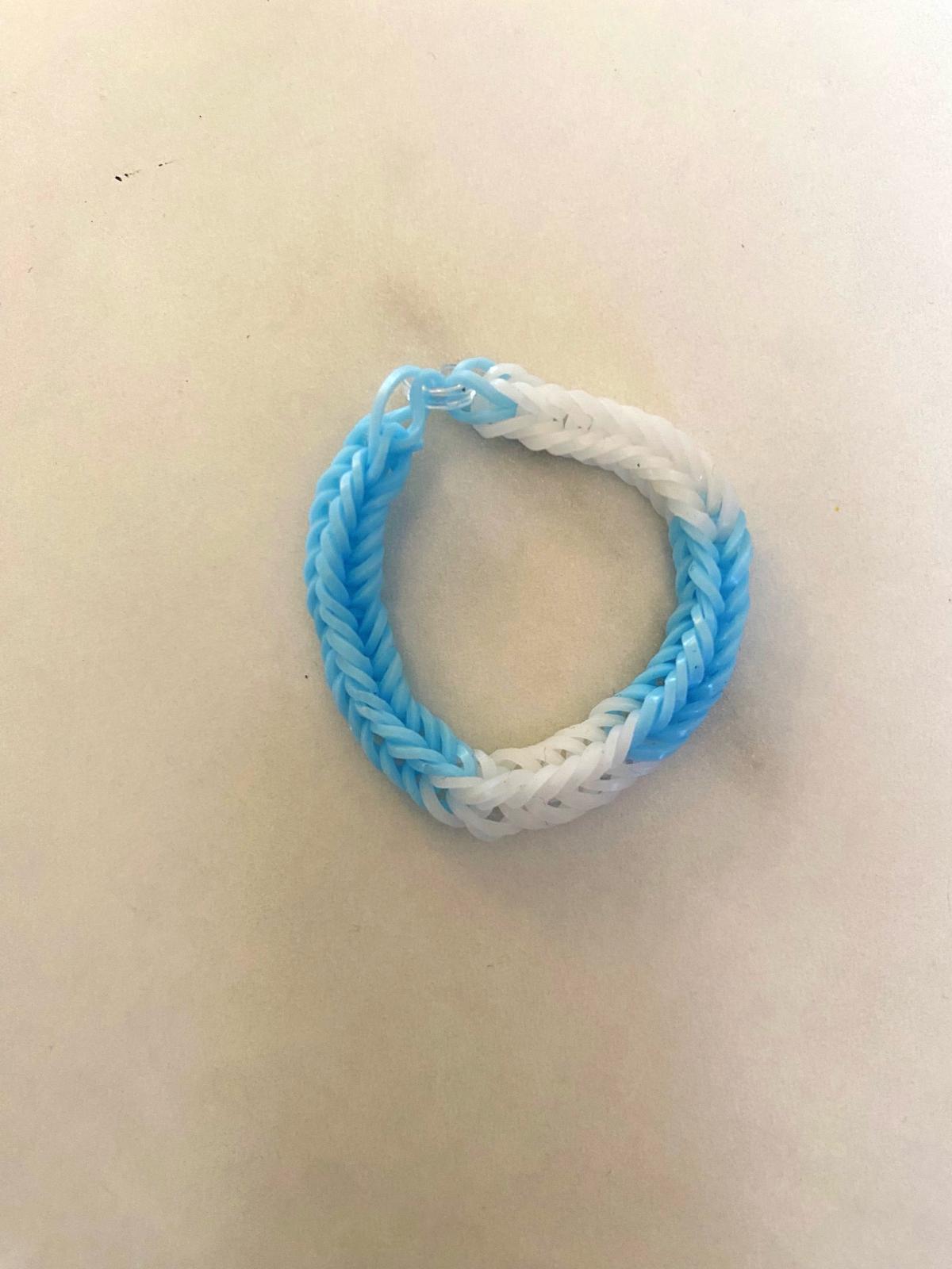 blue and white bracelet - Santaquin, Utah - FleaMarketBay