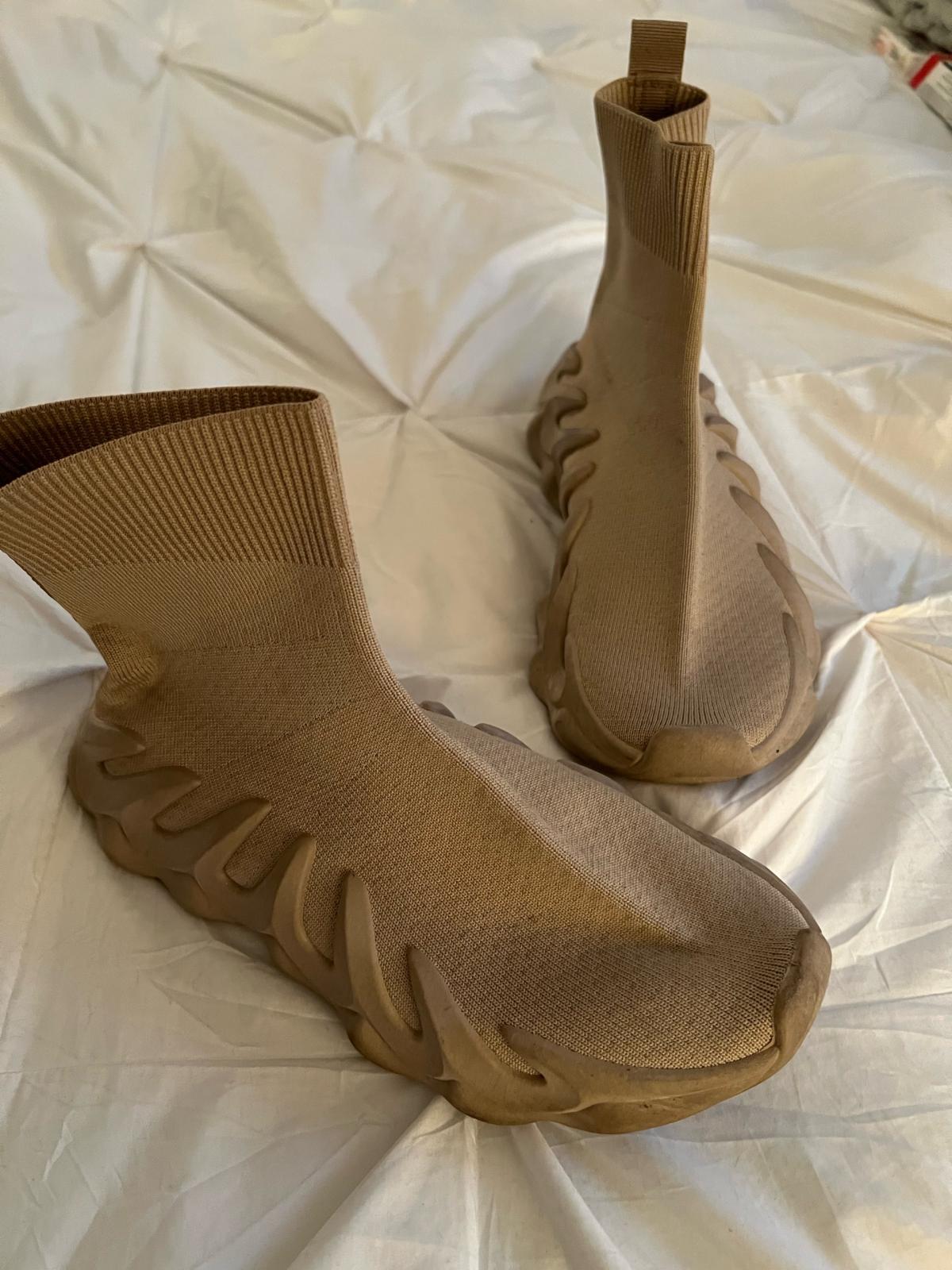 womens size 8 fashion sneakers beige color - Lynn, Massachusetts - FleaMarketBay