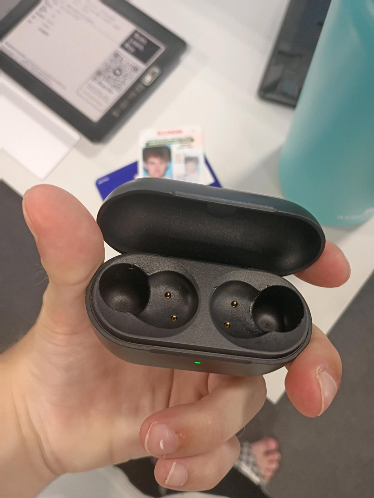 sony headphones need the money - Peoria, Illinois - FleaMarketBay