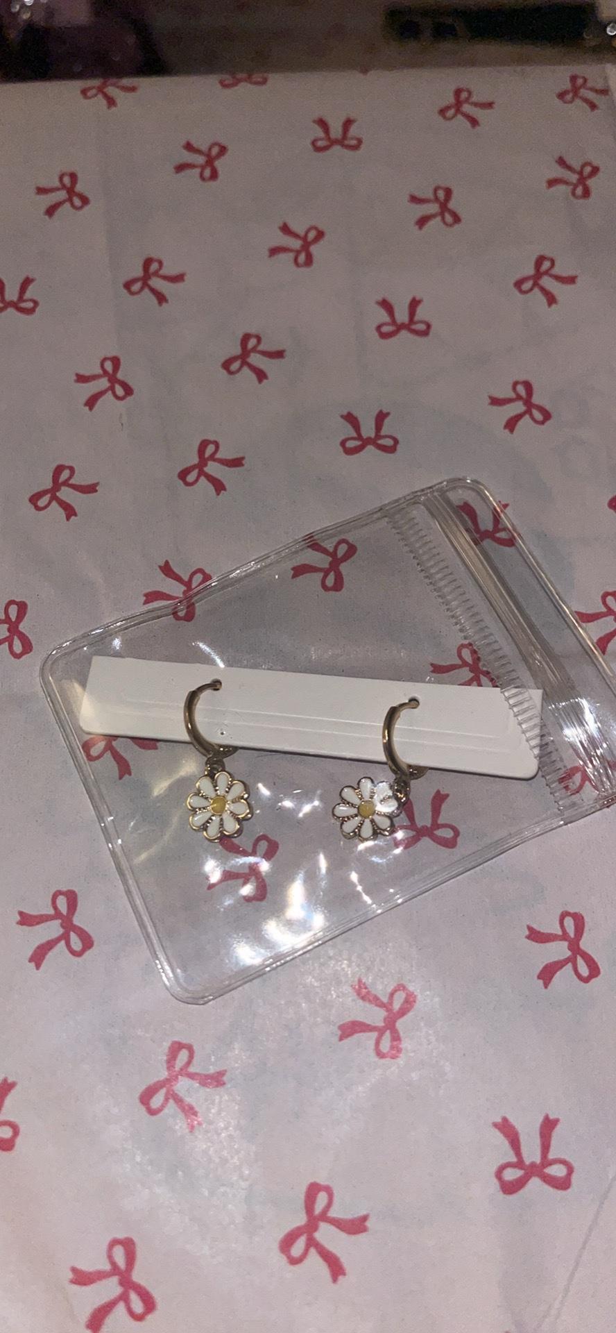 gold tone small hoop daisy earrings - Henderson, Nevada - FleaMarketBay