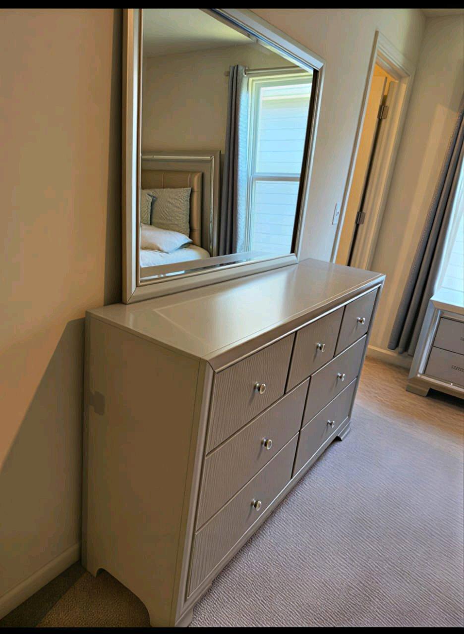 Great Deal Queen Bedroom Set for Sale - Bethel, Delaware - FleaMarketBay