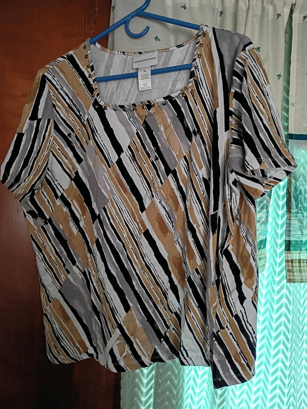 a blouse I never wore been in a drawer size XL - Bluefield, West Virginia - FleaMarketBay