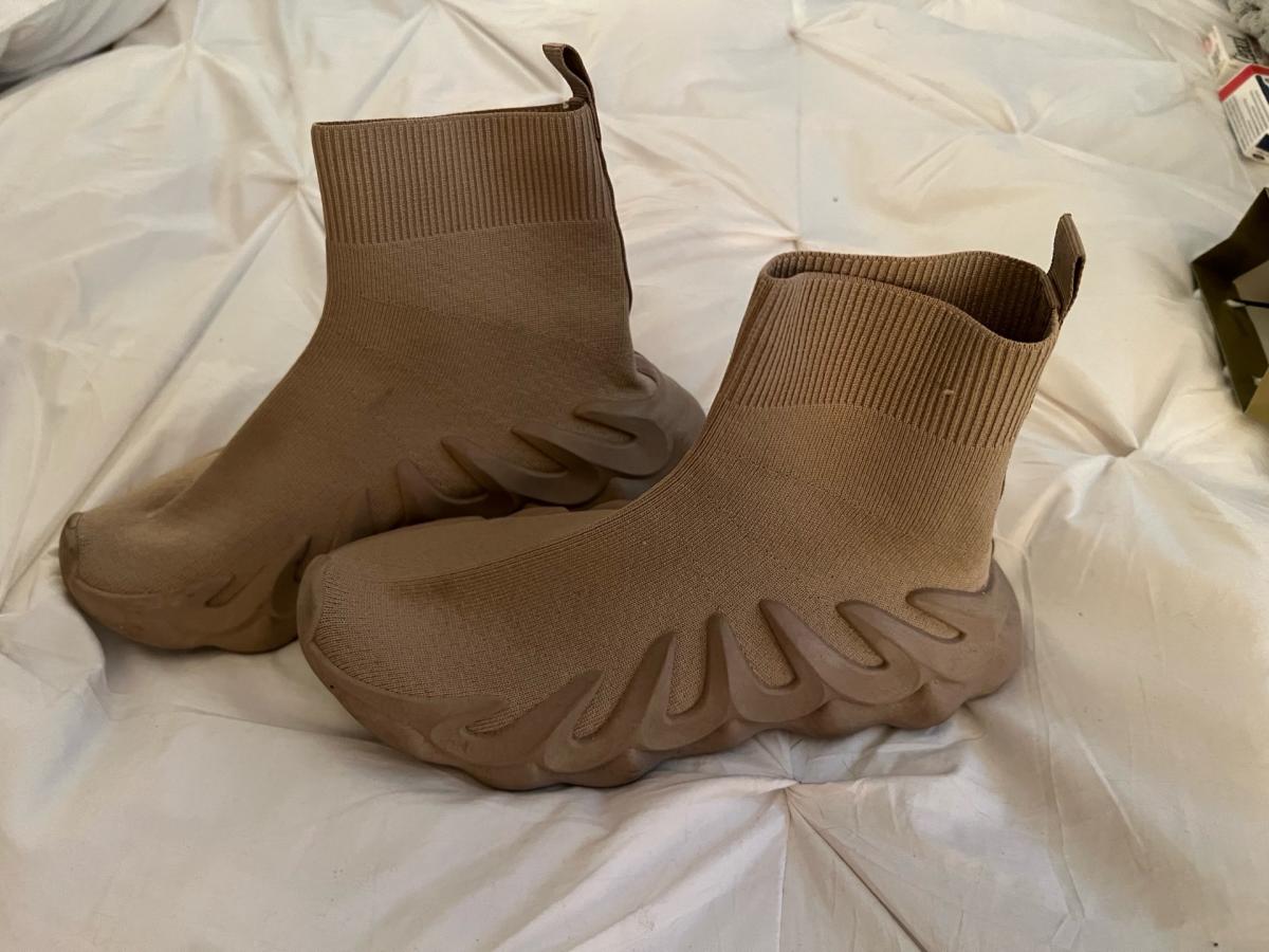 womens size 8 fashion sneakers beige color - Lynn, Massachusetts - FleaMarketBay