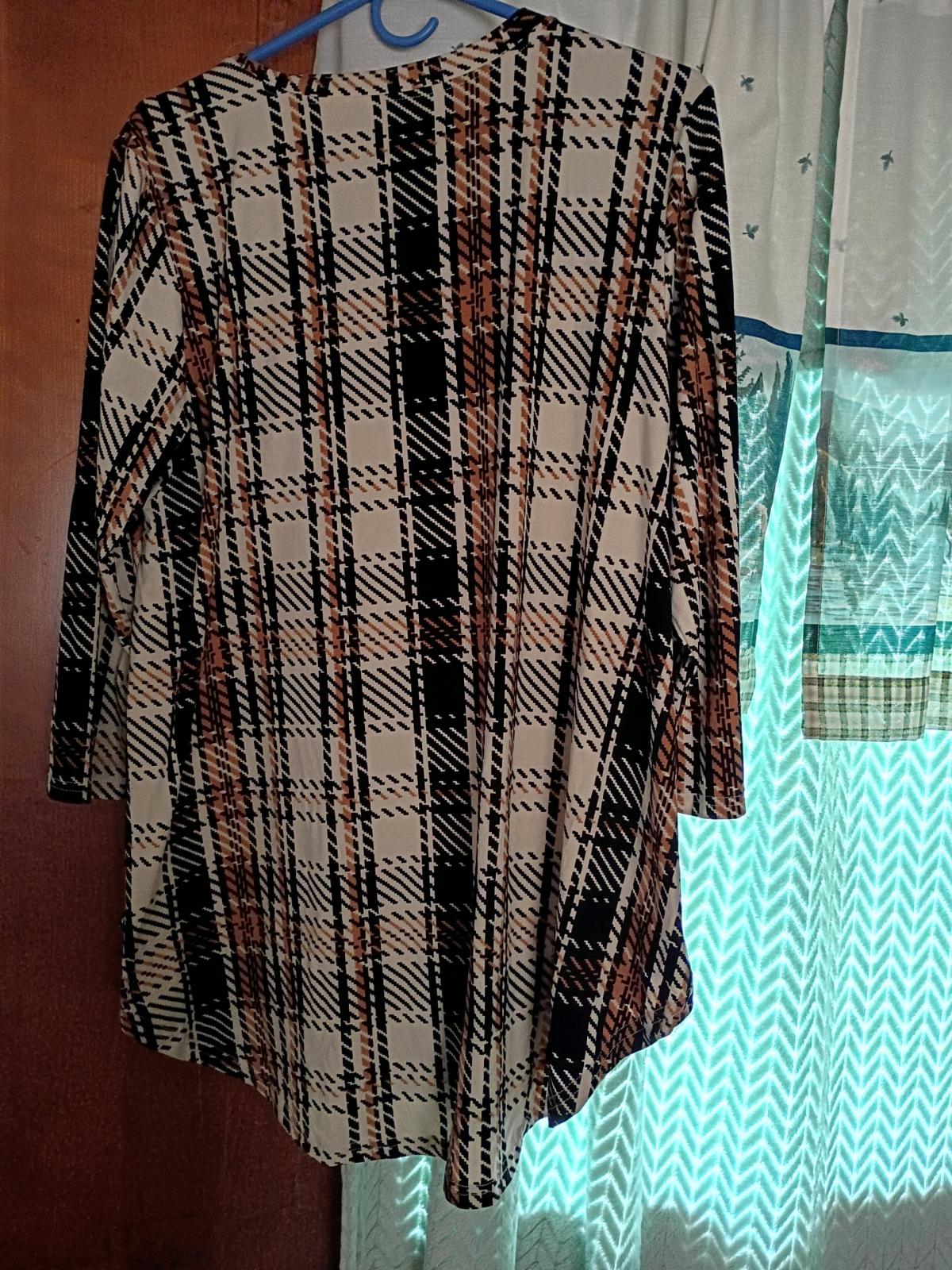 a nice looking blouse I never wore - Bluefield, West Virginia - FleaMarketBay