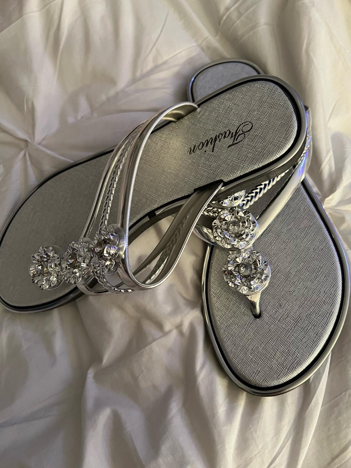 assorted sandals all size8 - Lynn, Massachusetts - FleaMarketBay