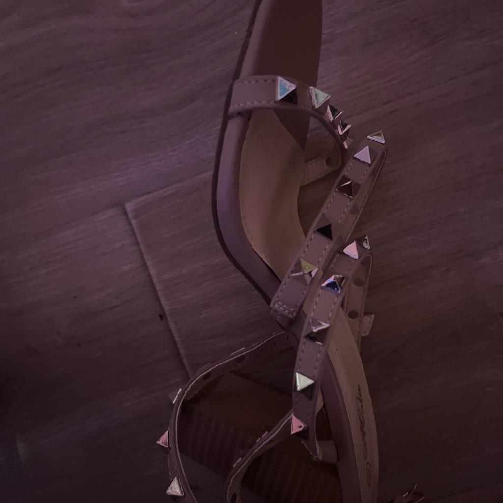 brown and gray sandals size 8 - Collierville, Tennessee - FleaMarketBay