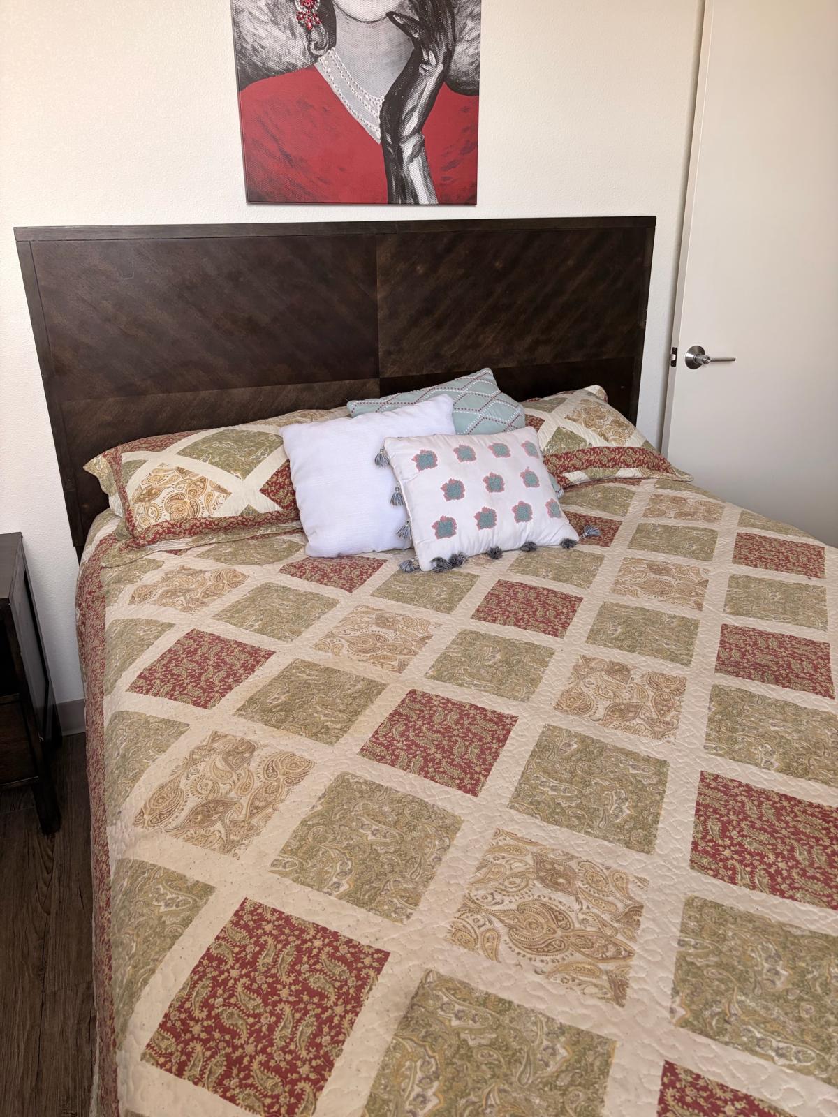 queen size bedroom set - Las Cruces, New Mexico - FleaMarketBay