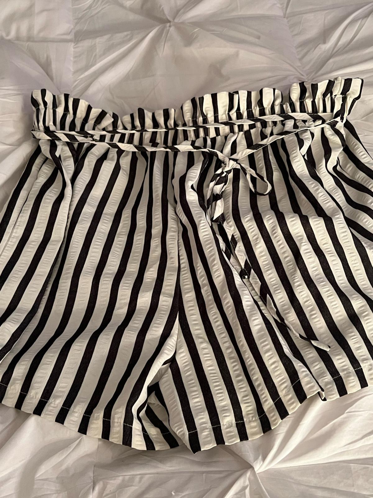 womens 1xl strip black and white shorts like new - Lynn, Massachusetts - FleaMarketBay
