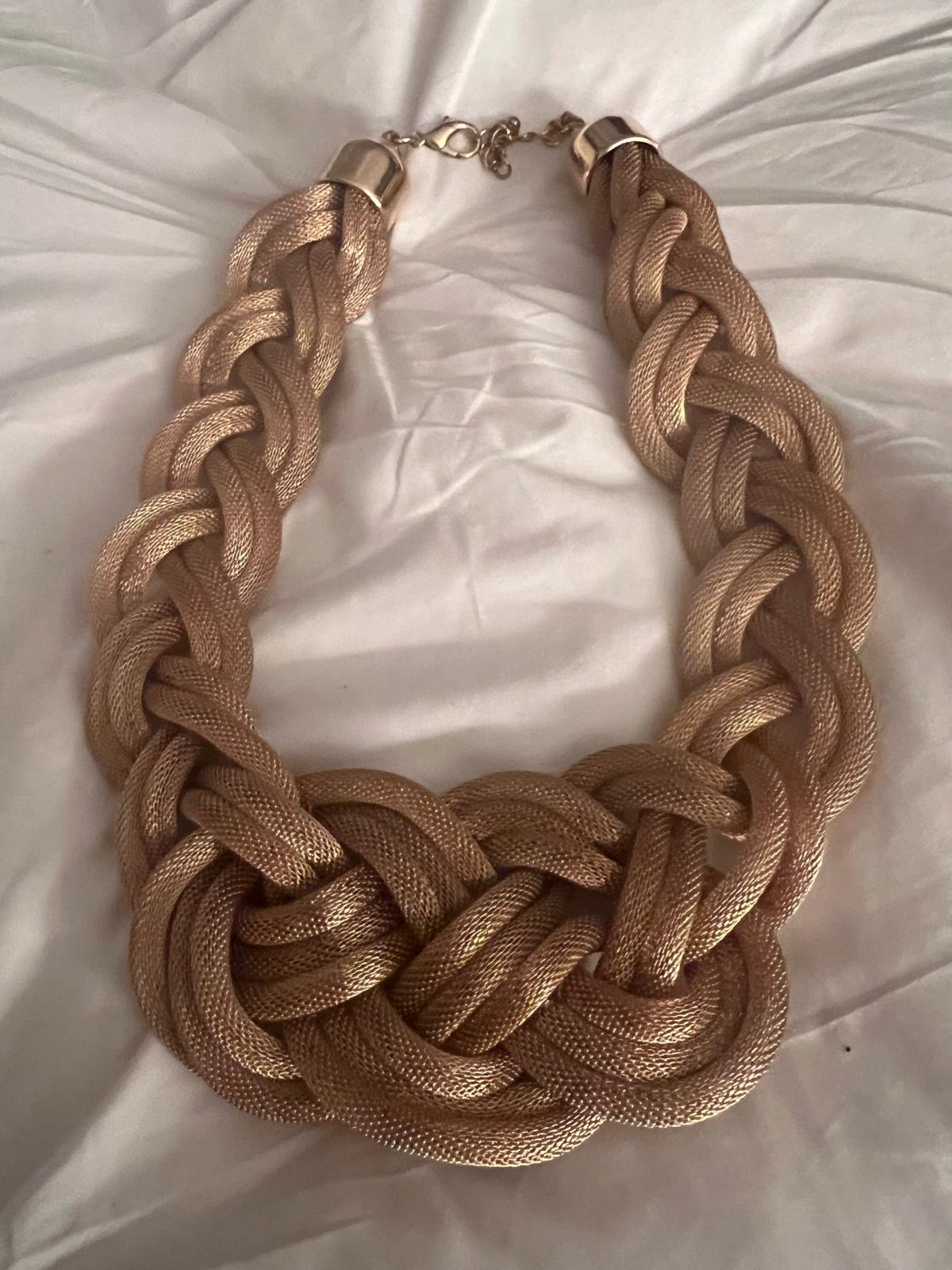 fashion necklace like new - Lynn, Massachusetts - FleaMarketBay