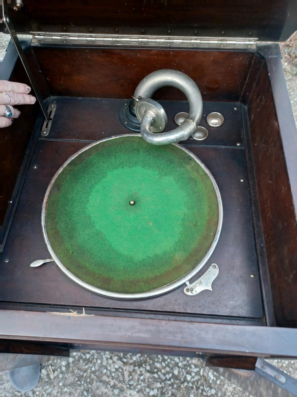 Antique Victrola - Bronston, Kentucky - FleaMarketBay