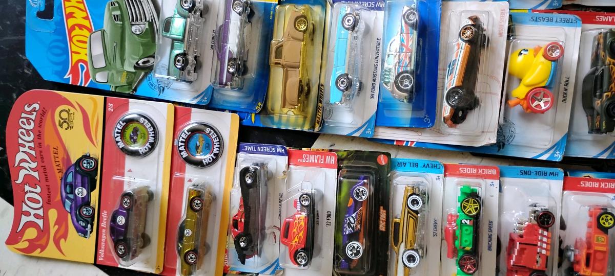 small collection of more than 70 Hot Wheels - Millville, New Jersey - FleaMarketBay