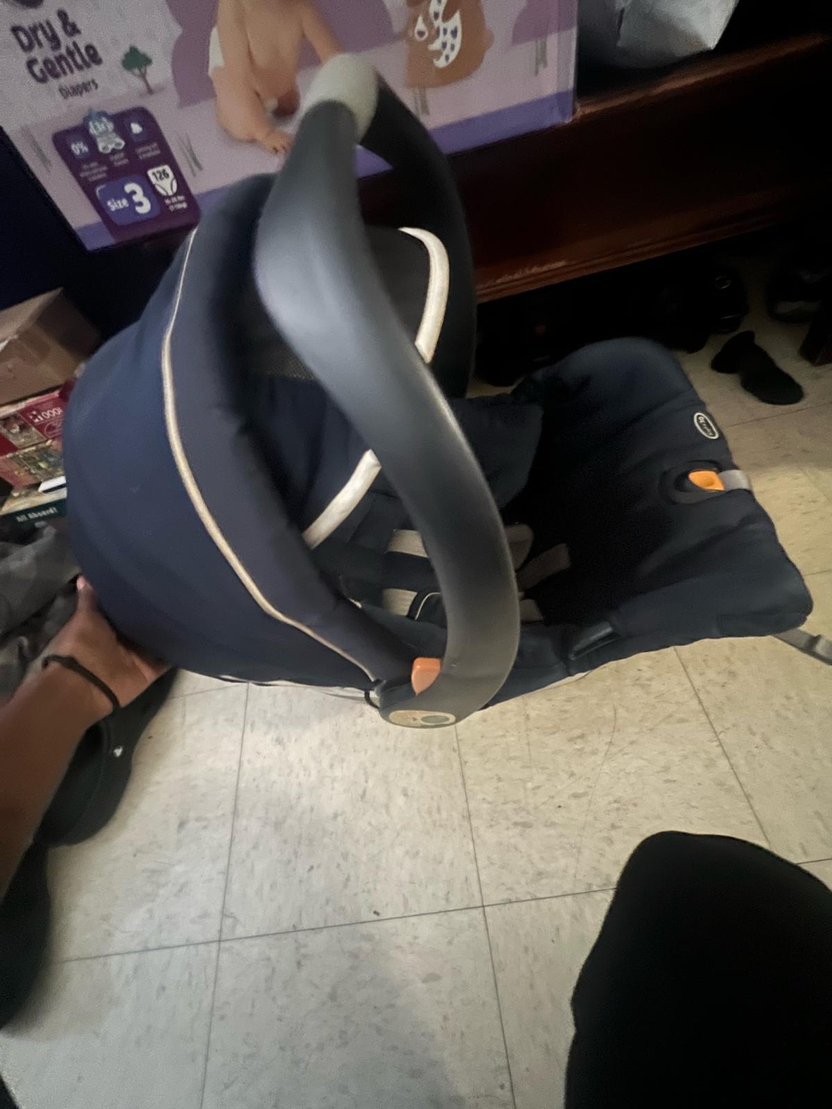 Infant rear facing car seat with all working parts - Saint Louis, Missouri - FleaMarketBay