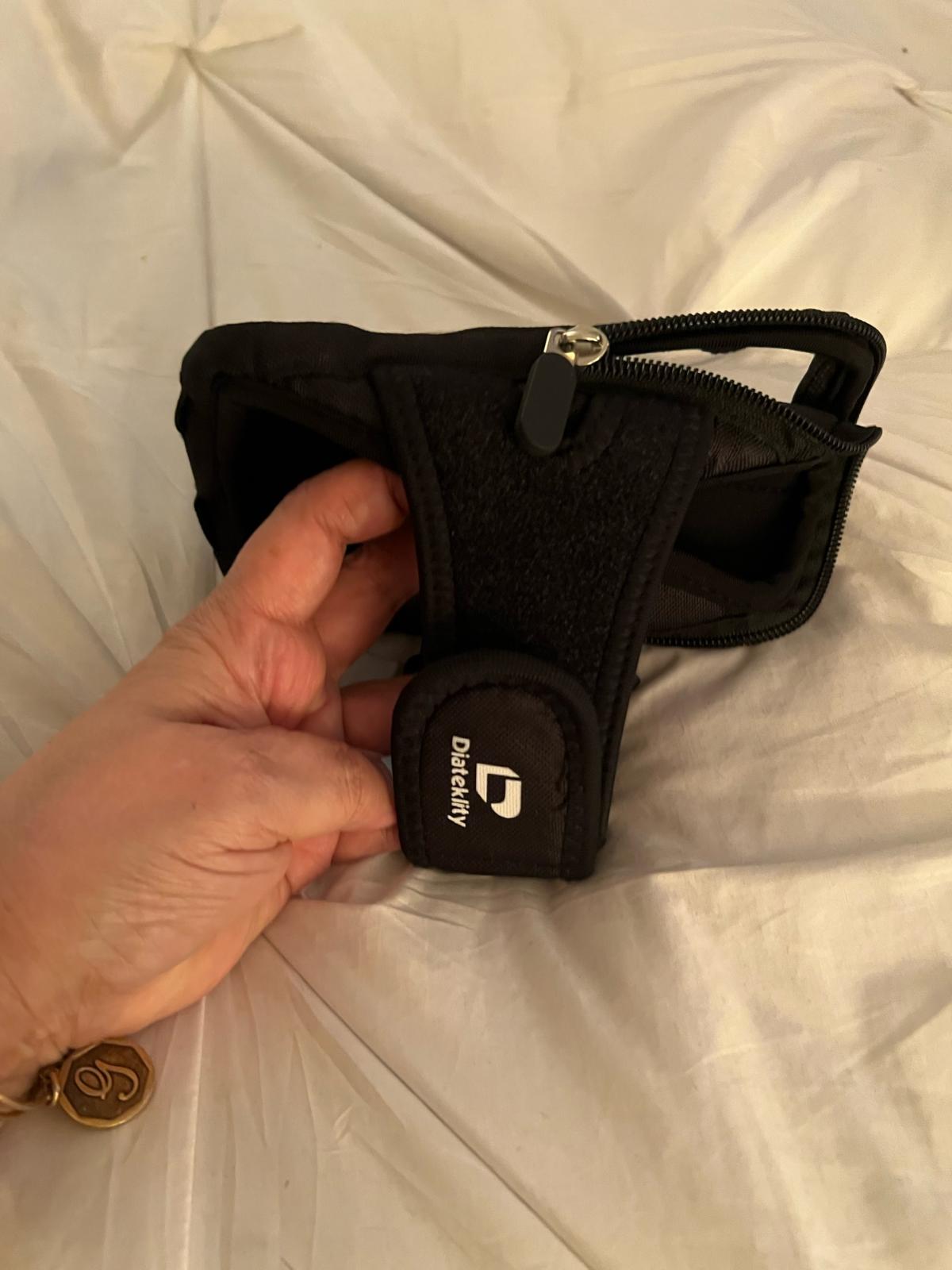phone phone carrier case like new - Lynn, Massachusetts - FleaMarketBay