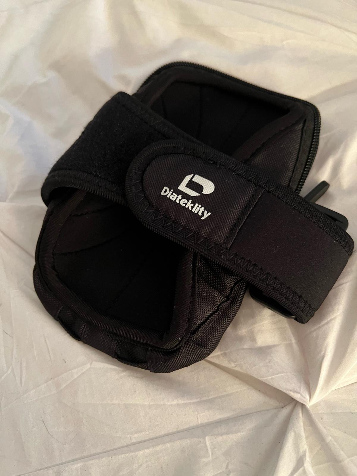 phone phone carrier case like new - Lynn, Massachusetts - FleaMarketBay