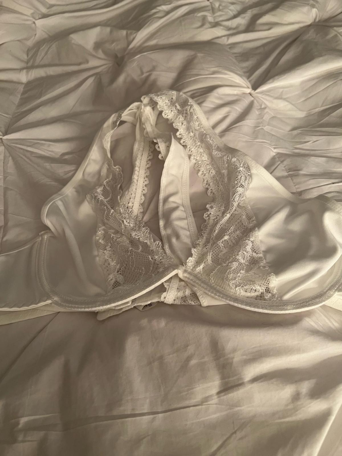 White bra lg never worn - Lynn, Massachusetts - FleaMarketBay