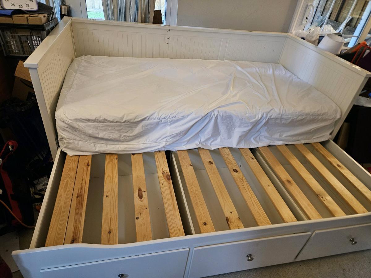 White daybed with 3 drawers expands to double bed - Ashburn, Virginia - FleaMarketBay