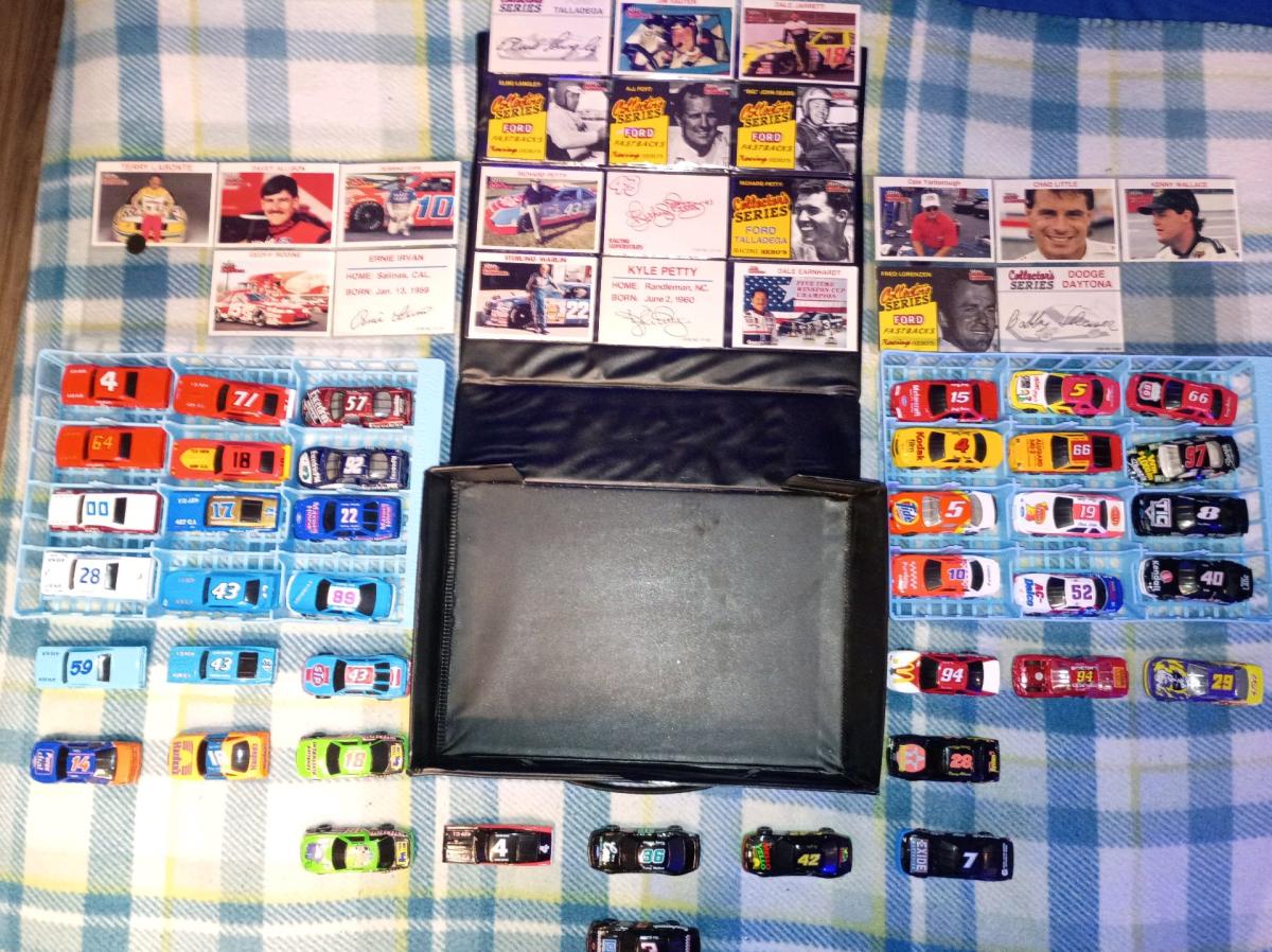 raceday collectors cars autograph set in collectors case - Appleton, Wisconsin - FleaMarketBay