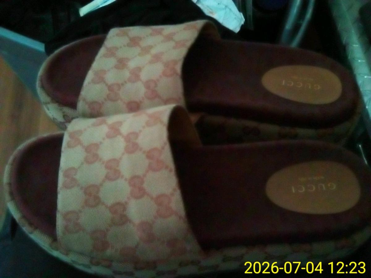 GUCCI SLIDES WOMENS SIZE 9 - Cayce, South Carolina - FleaMarketBay