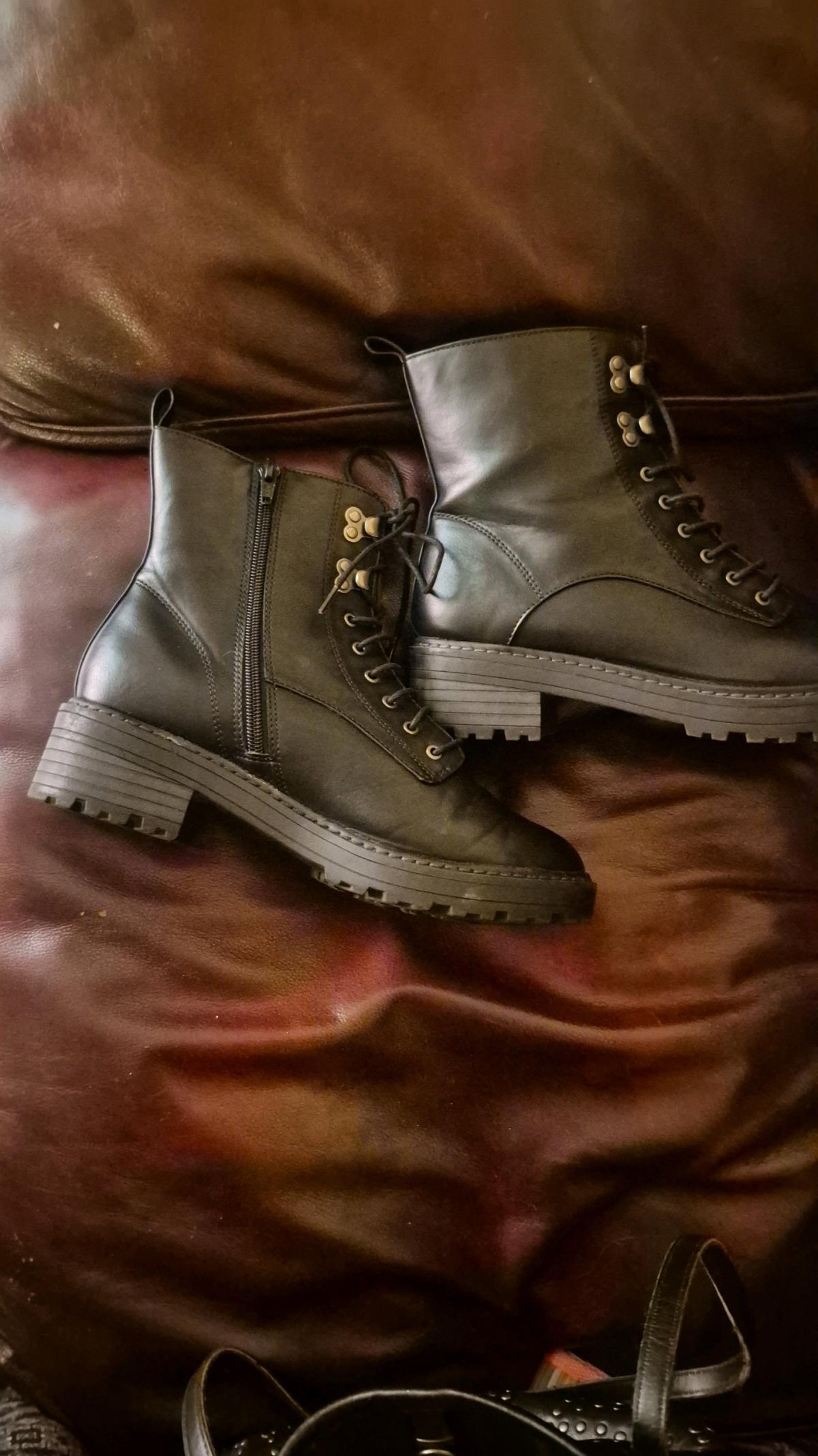 Universal Thread Marta Black Combat Boots - Sedgwick, Kansas - FleaMarketBay