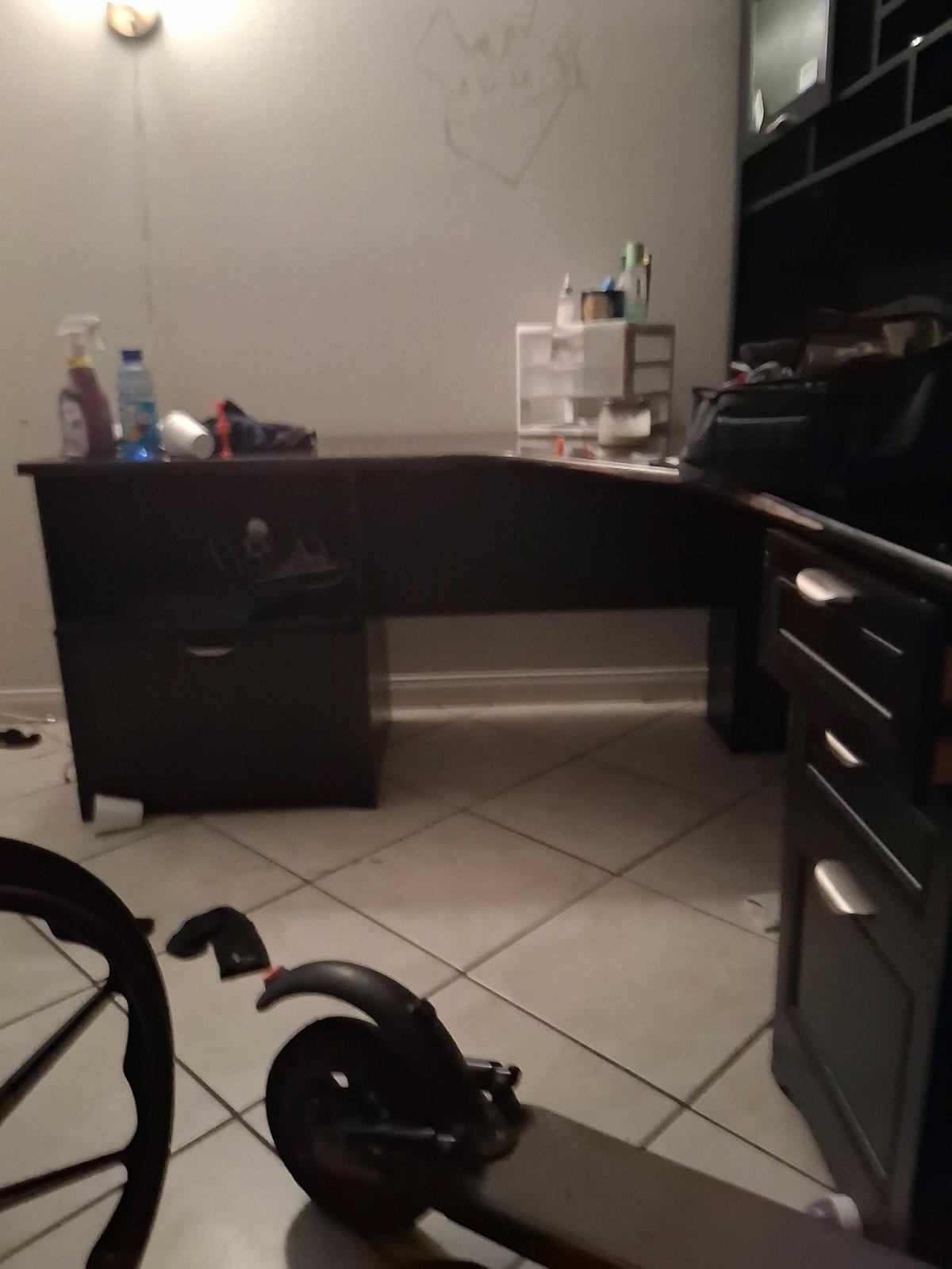 its a fine desk - Moreno Valley, California - FleaMarketBay