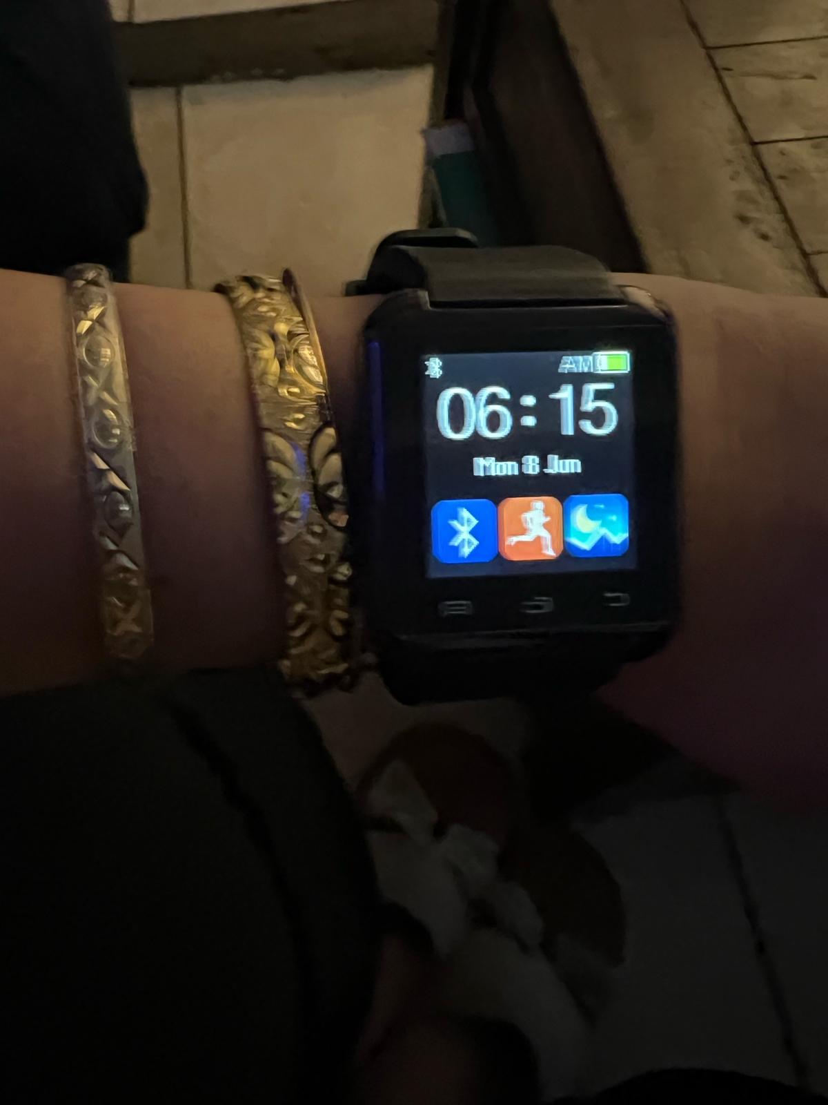 older style I watch great condition comes with charger - Lynn, Massachusetts - FleaMarketBay