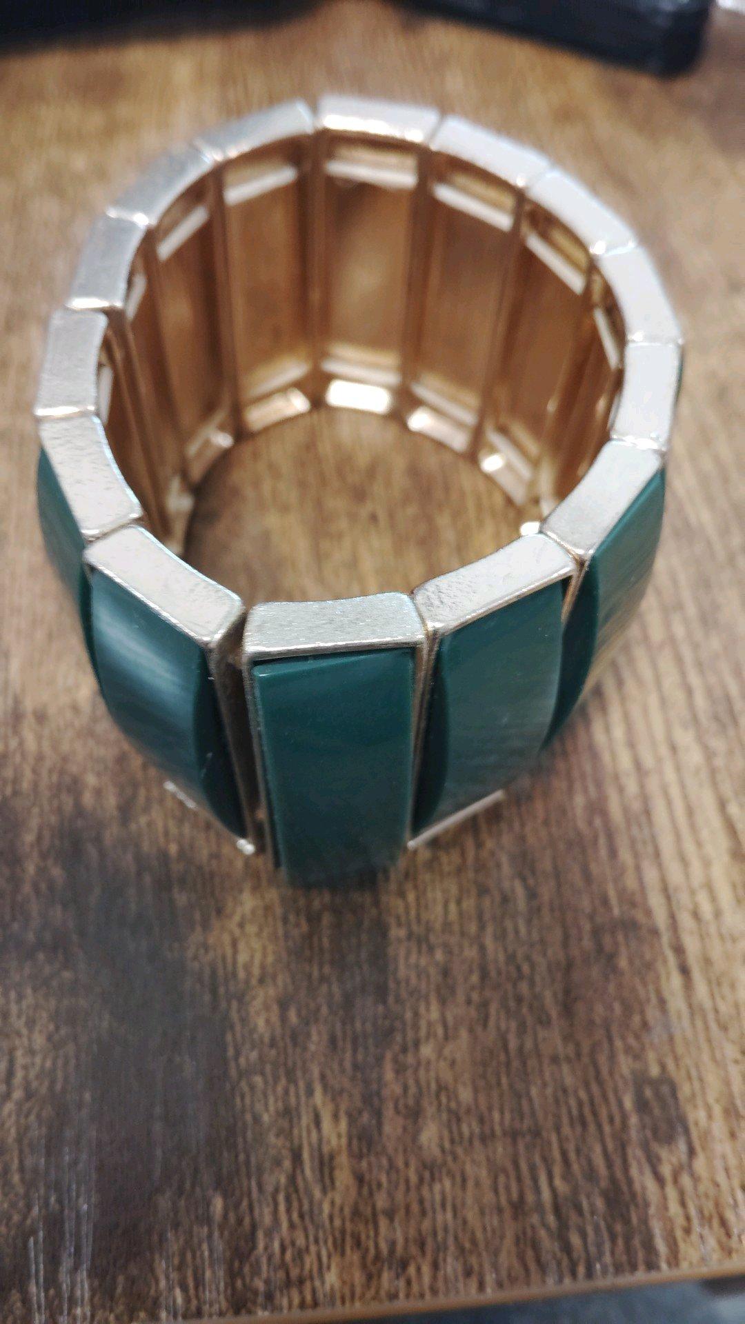 bracelets necklaces pins and more - Adelanto, California - FleaMarketBay