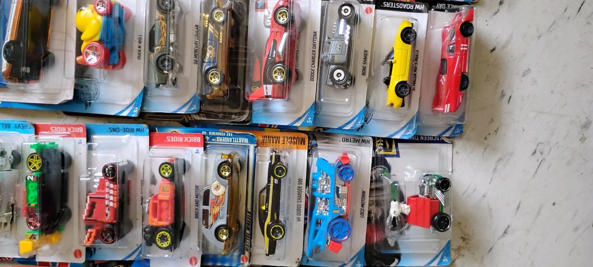 small collection of more than 70 Hot Wheels - Millville, New Jersey - FleaMarketBay