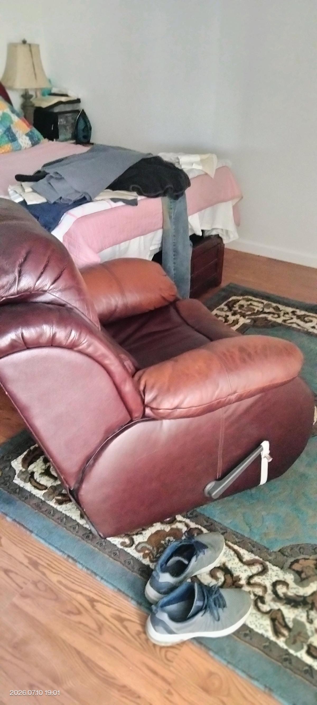 selling a couch - California City, California - FleaMarketBay