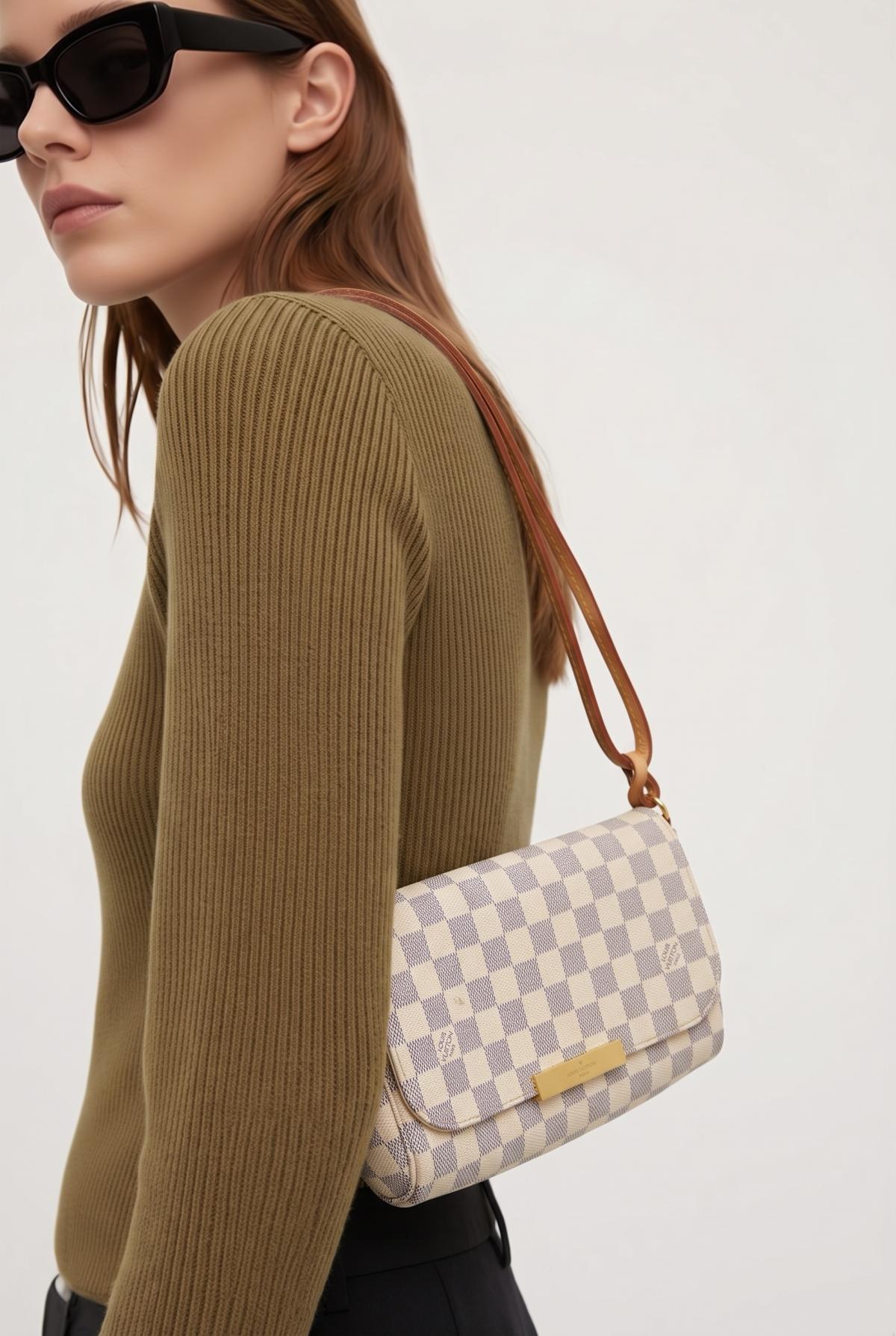 beautiful brown and beige bag like new condition - Lynn, Massachusetts - FleaMarketBay