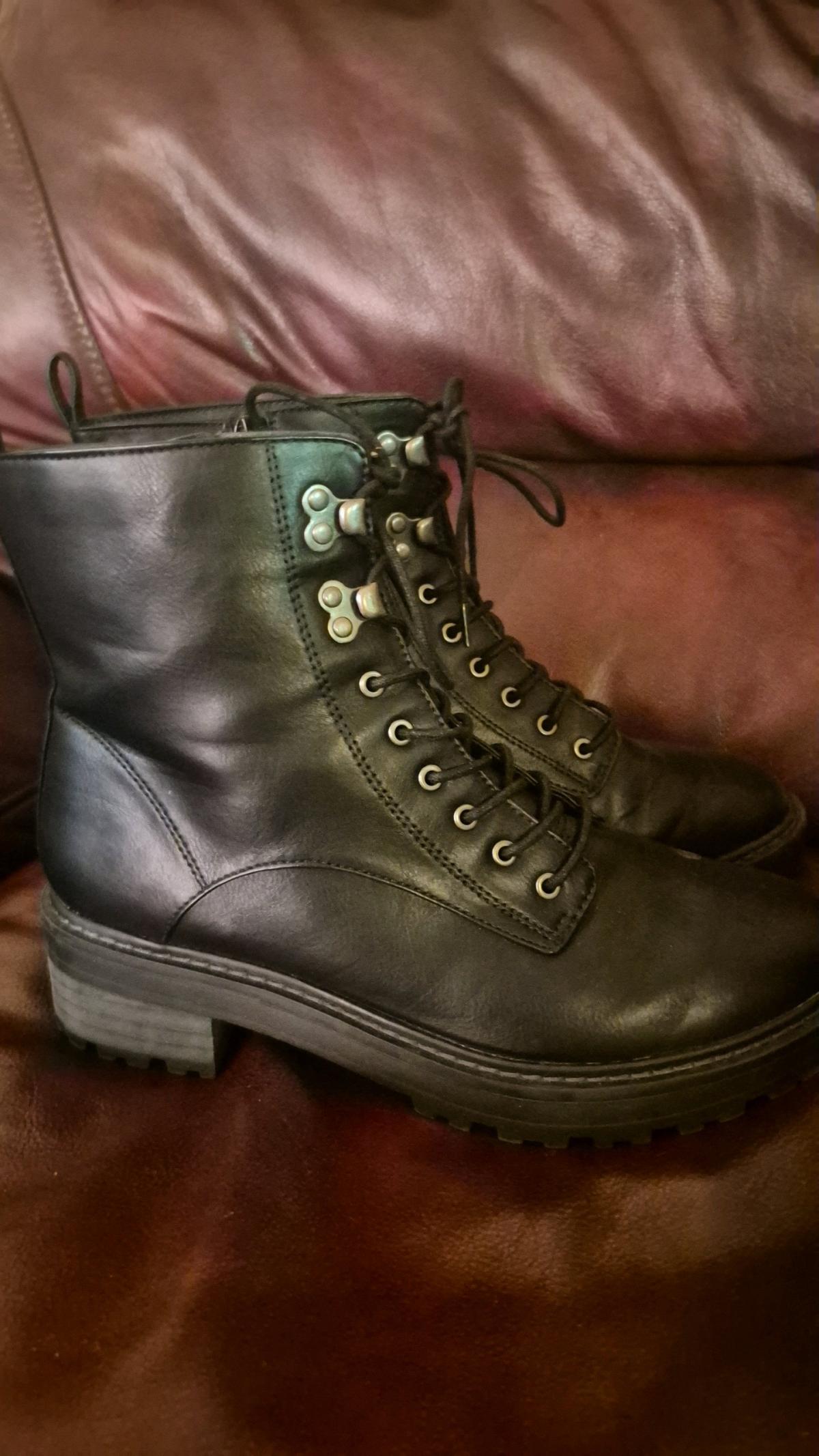 Universal Thread Marta Black Combat Boots - Sedgwick, Kansas - FleaMarketBay