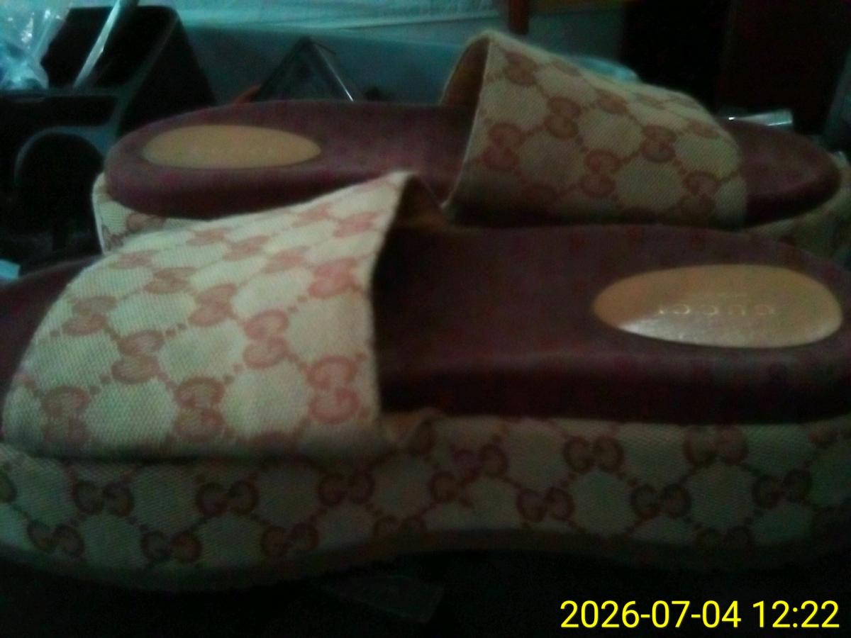 GUCCI SLIDES WOMENS SIZE 9 - Cayce, South Carolina - FleaMarketBay
