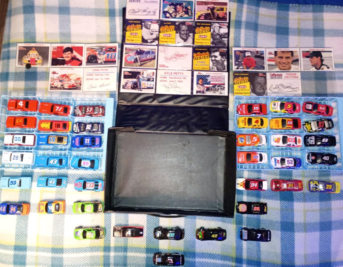 raceday collectors cars autograph set in collectors case - Appleton, Wisconsin - FleaMarketBay