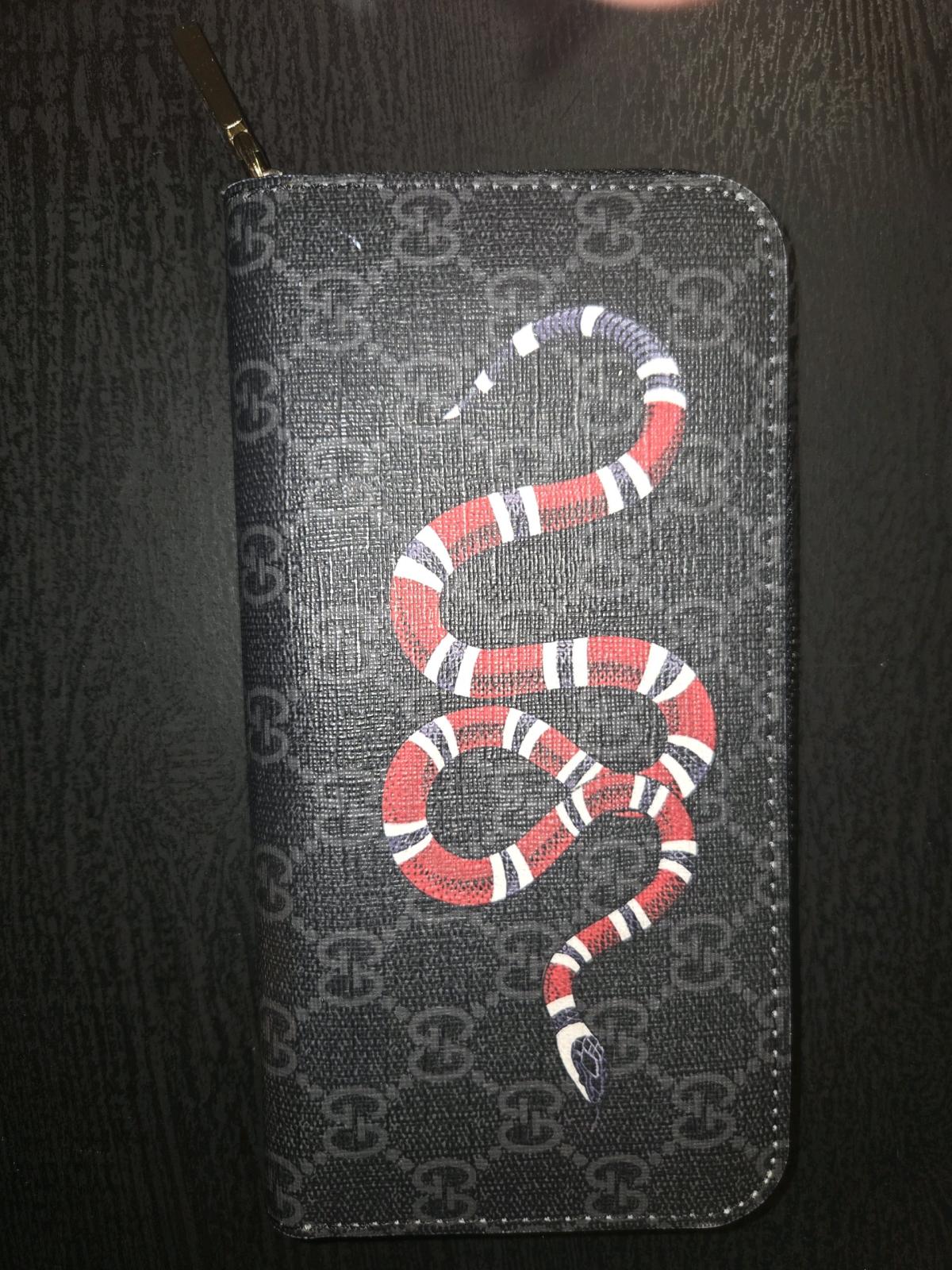 Gucci Snake GG Supreme Wallet - Arlington, Texas - FleaMarketBay