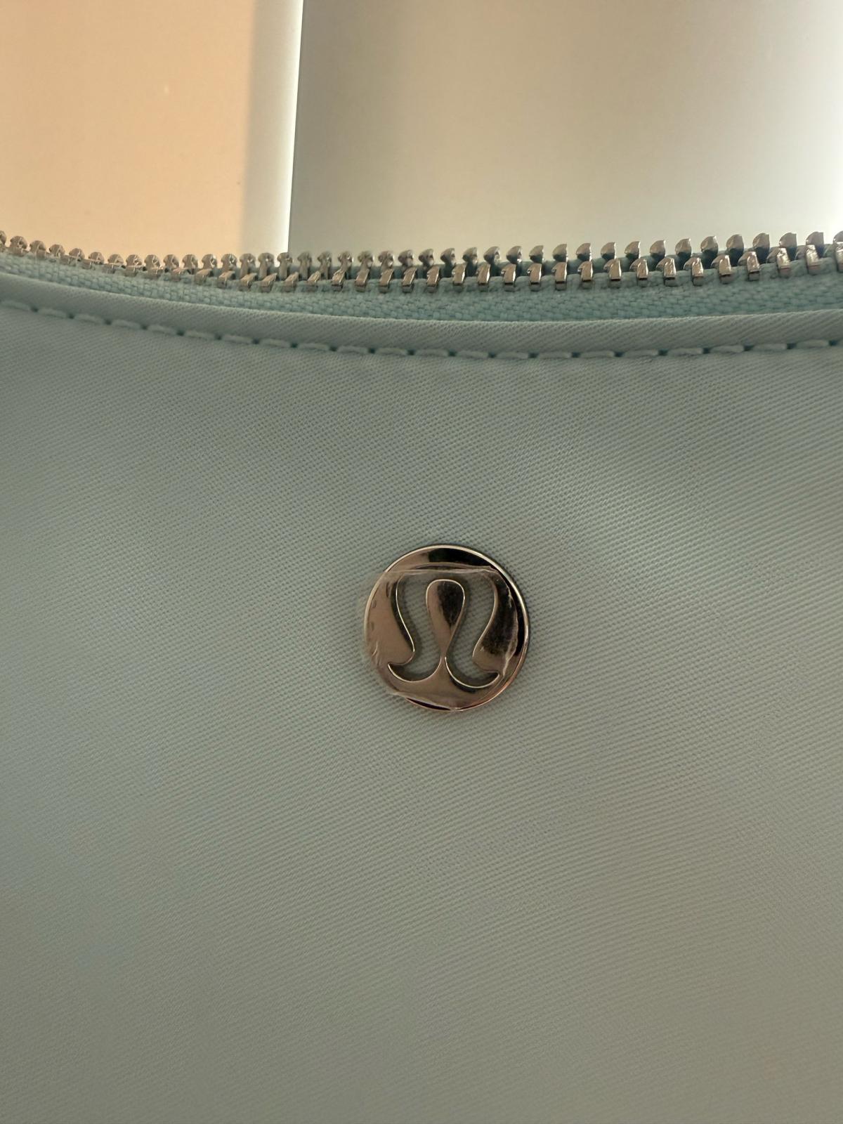 lululemon essential bag - Roxboro, North Carolina - FleaMarketBay