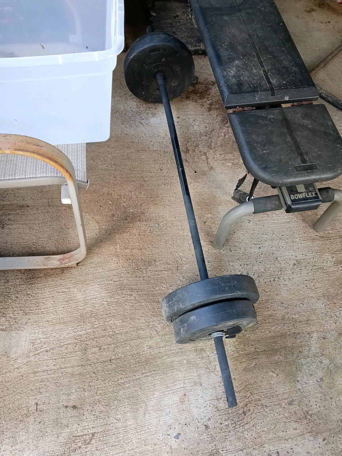 weight bar with 100 pound weights - Wappapello, Missouri - FleaMarketBay