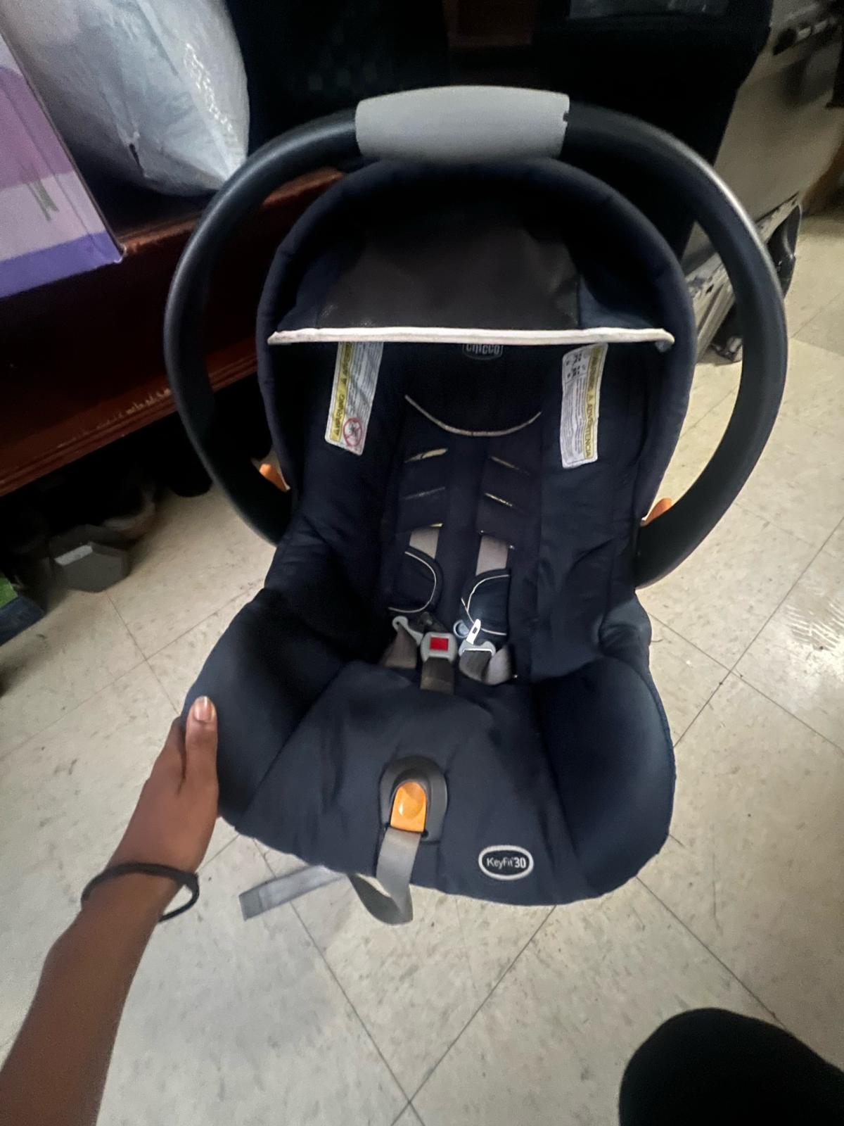 Infant rear facing car seat with all working parts - Saint Louis, Missouri - FleaMarketBay