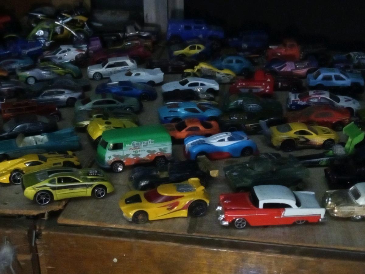 100 Hot Wheel Cars - Vernon, Texas - FleaMarketBay