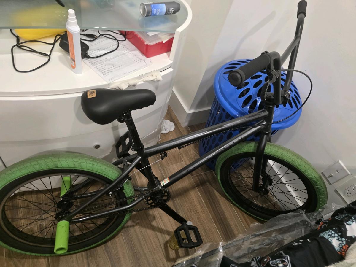 BMX elite negra pero con ruedas verdes - Bronx, New York - FleaMarketBay