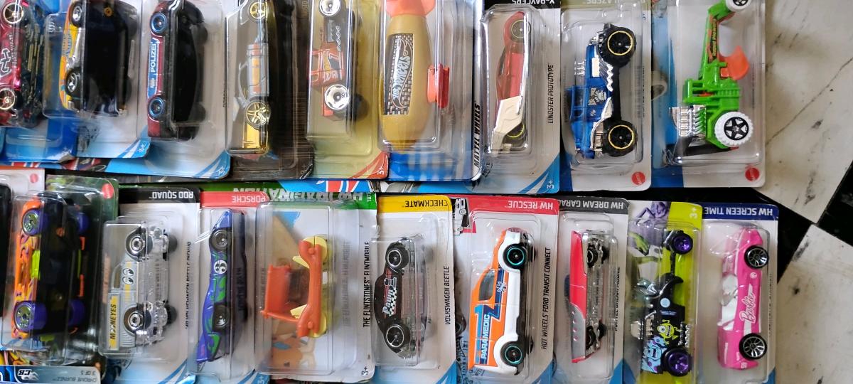 small collection of more than 70 Hot Wheels - Millville, New Jersey - FleaMarketBay