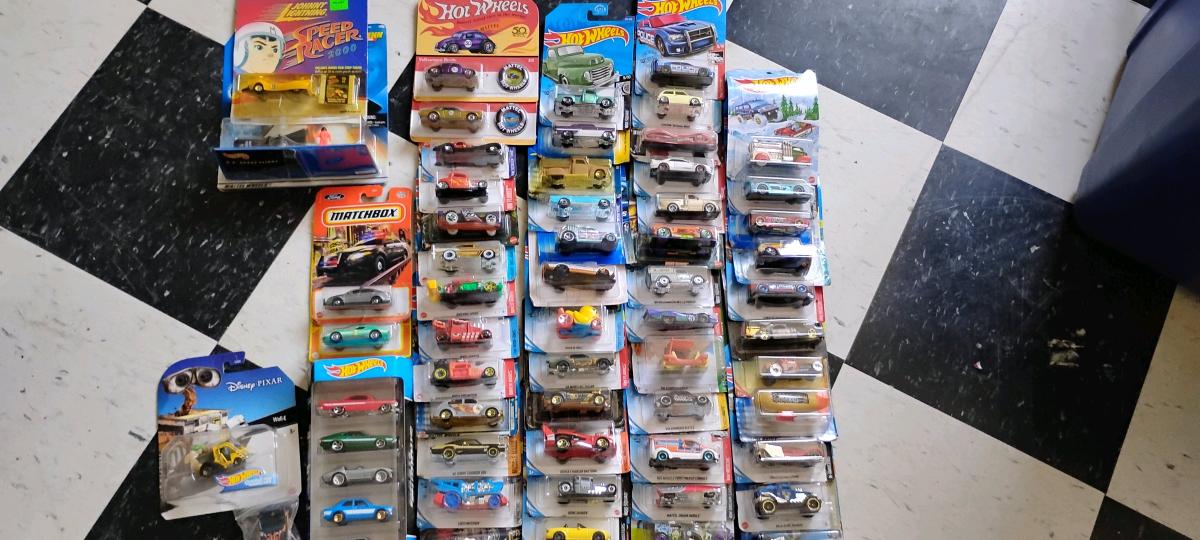 small collection of more than 70 Hot Wheels - Millville, New Jersey - FleaMarketBay