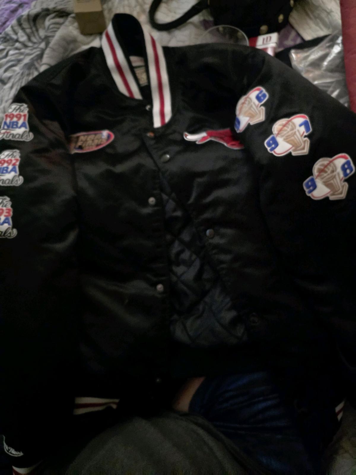 Chicago bulls jacket - Jeffersonville, Indiana - FleaMarketBay