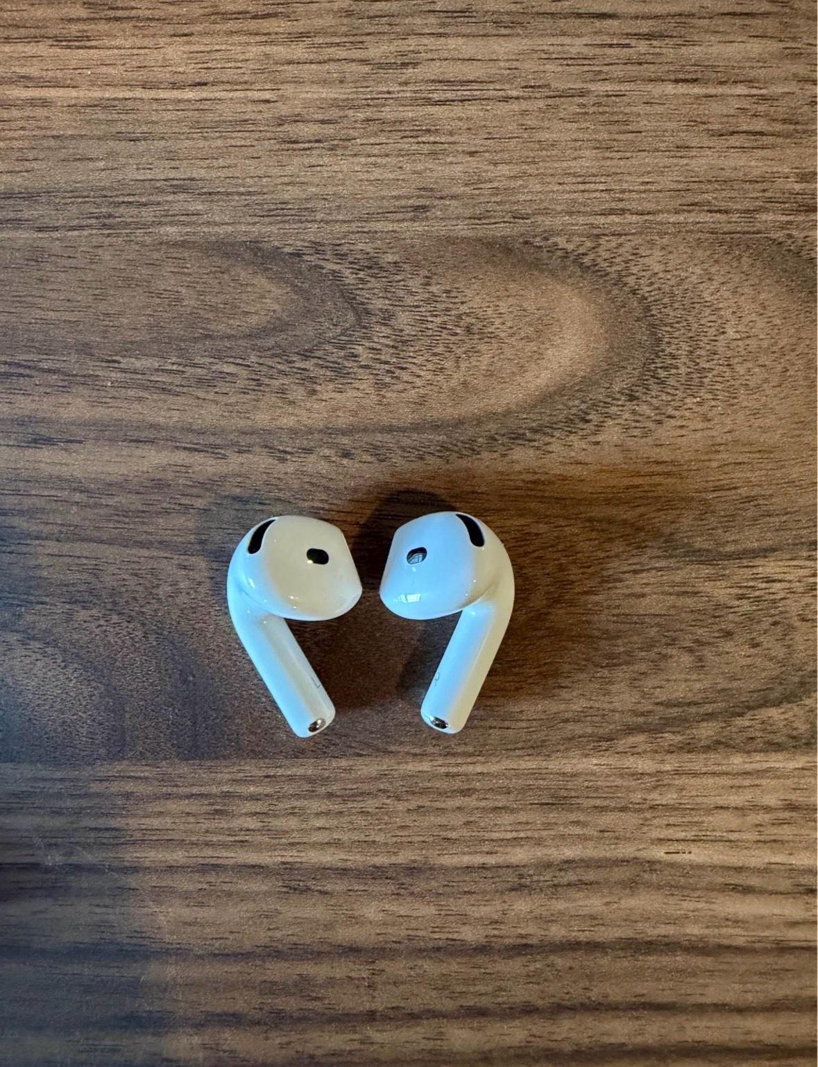 white AirPods good condition - Addieville, Illinois - FleaMarketBay