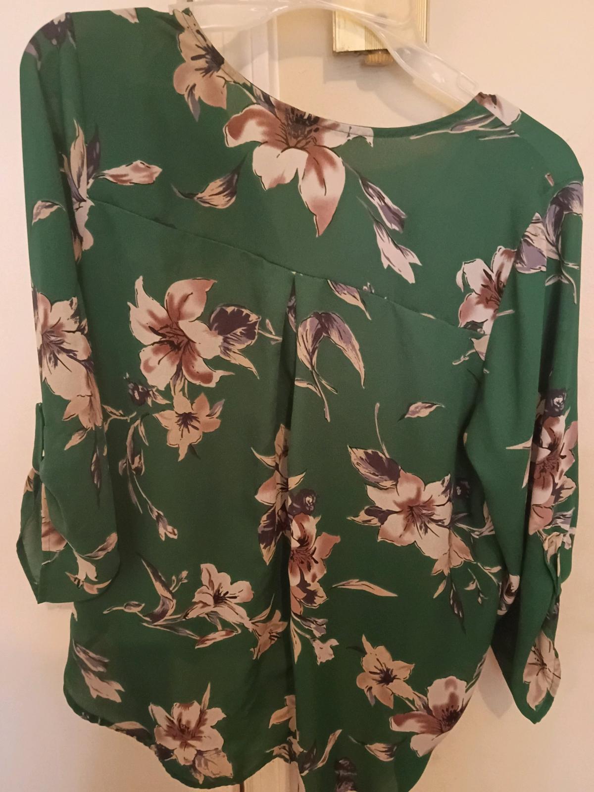 Green floral blouse size medium - Florence, South Carolina - FleaMarketBay