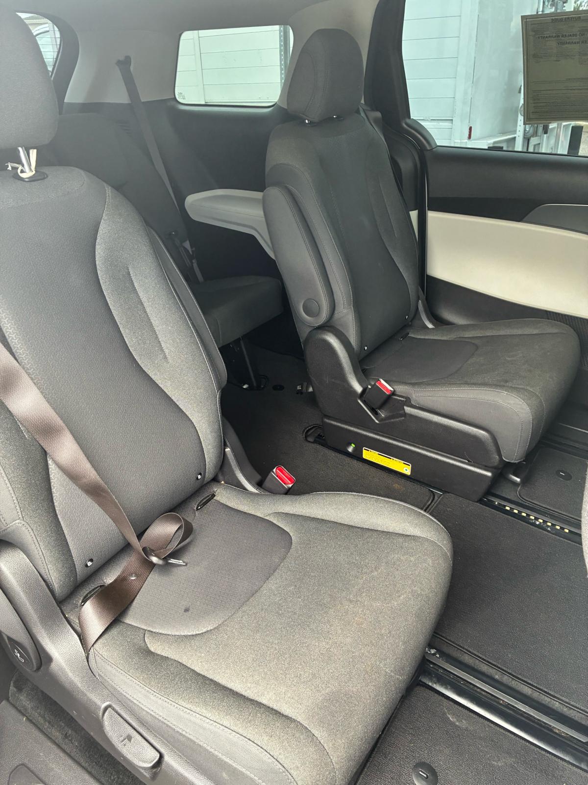 2022 Kia Carnival LX FWD - Tampa, Florida - FleaMarketBay