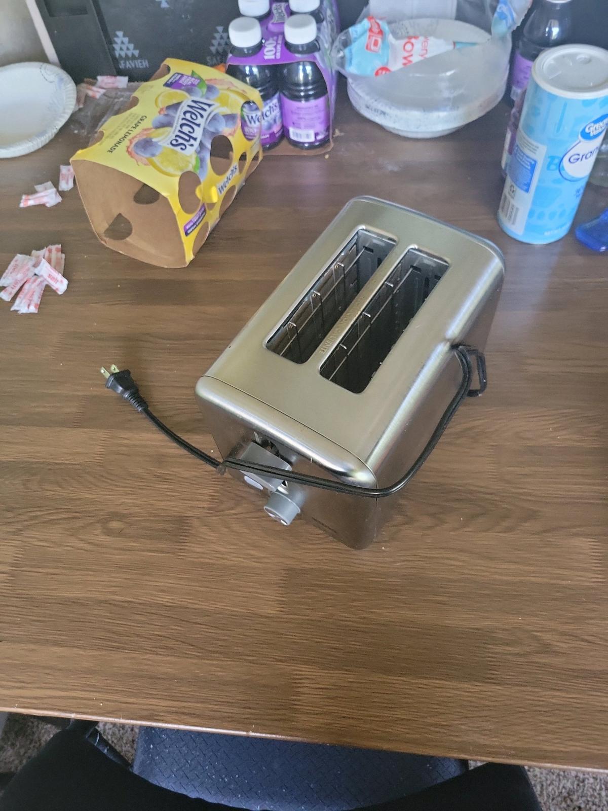 Bella toaster silver clean used but functional - Jeffersonville, Kentucky - FleaMarketBay