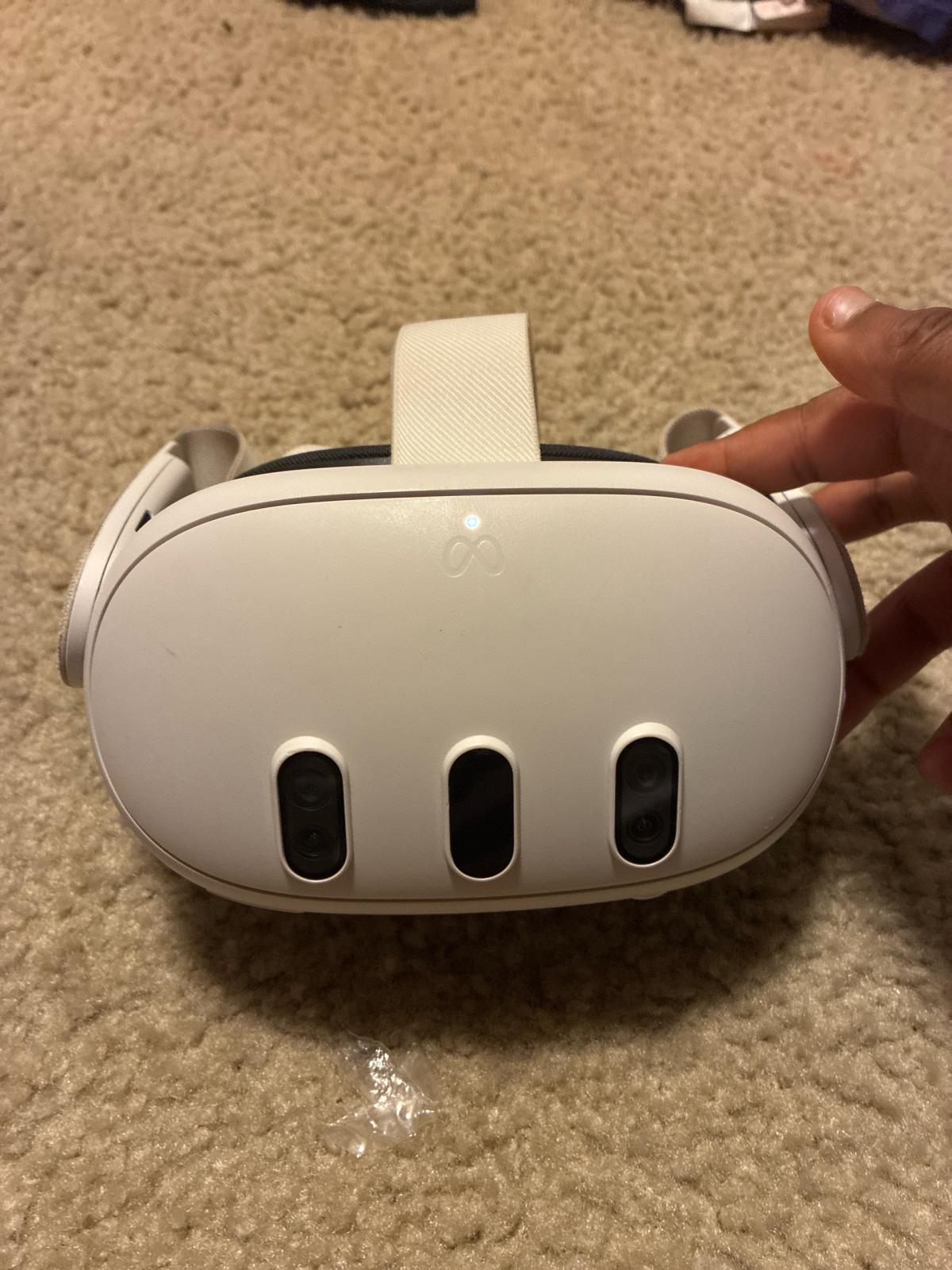 META quest 2 With both controllers - Newport News, Virginia - FleaMarketBay